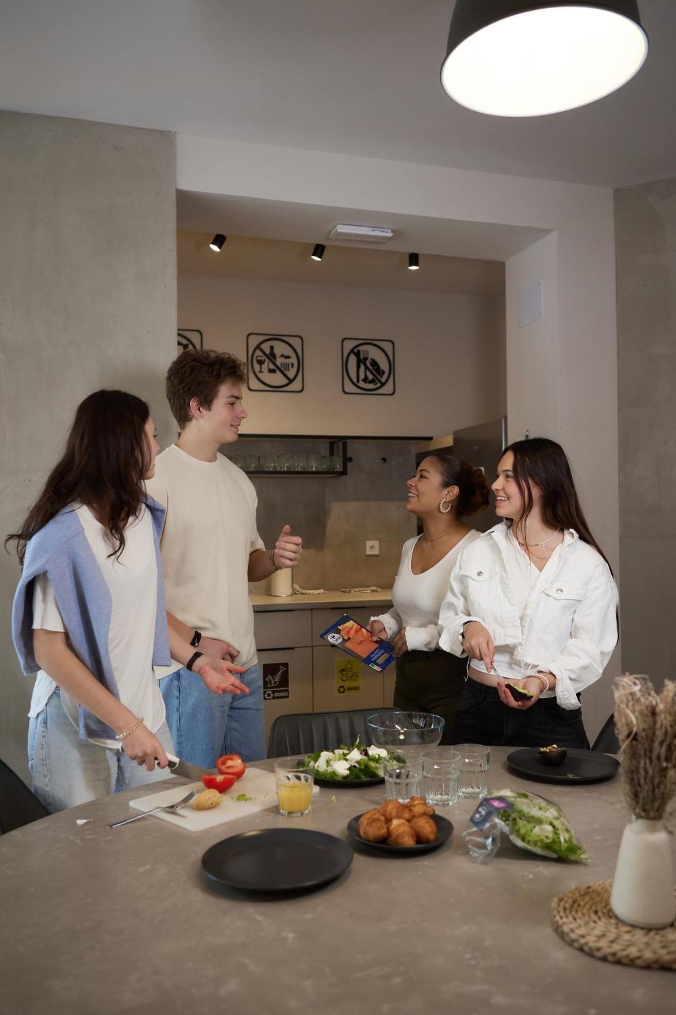 Hostel Dos Estaciones - Free Towels, Coffee & Tea, Remote Check-In 阿利坎特 外观 照片